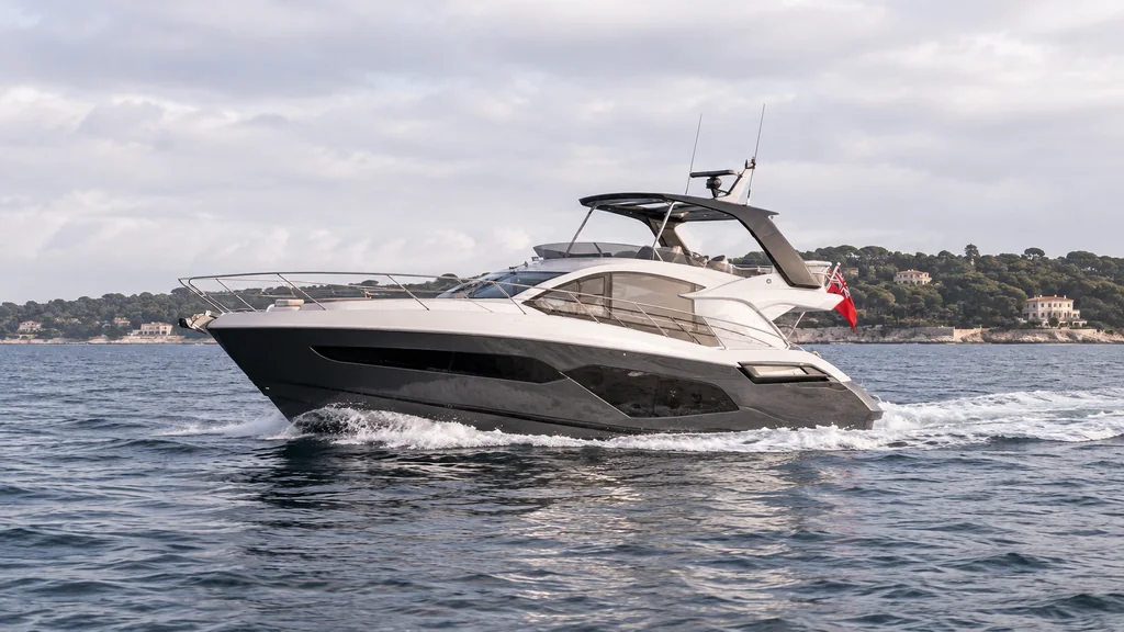 Sunseeker Manhattan 56 dans une composition au large d’Antibes